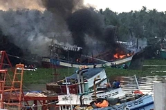 Tàu cá của ngư dân Thanh Hóa bị cháy rụi khi đang neo đậu