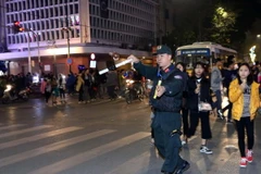 Cảnh sát cơ động làm nhiệm vụ tại phố Ngô Quyền (Hà Nội) trong đêm đón Năm Mới 2017. (Ảnh: Doãn Tấn/TTXVN)