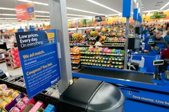 Bên trong một cửa hàng mua sắm của Wal-Mart. (Nguồn: UniBul Money Blog)