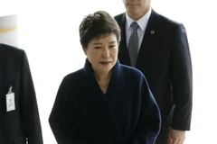 Bà Park Geun-hye tới văn phòng công tố ở Seoul để phục vụ công tác điều tra ngày 21/3. (Nguồn: YONHAP/TTXVN)
