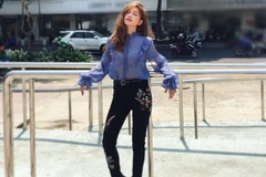 Ca sỹ Sĩ Thanh với tỏa sáng trên sàn diễn đường phố nhờ quần skinny thêu, sơmi vải sheer và boots. Ảnh minh họa. (Nguồn: Đẹp/Vietnam+)