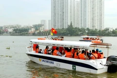 Canô mới đưa du khách tham quan Thành phố Hồ Chí Minh. (Ảnh: An Hiếu/TTXVN)