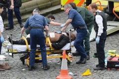 Khalid Masood được các nhân viên y tế đưa đi cấp cứu sau khi bị cảnh sát bắn trọng thương trong vụ tấn công hôm 22/3. (Nguồn: PA)