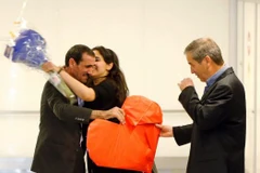 Ali Vayeghan quay trở lại sân bay Los Angeles hôm thứ Năm 2/2 và được các thành viên trong gia đình chào đòn nồng nhiệt trong nước mắt, hoa. (Nguồn: AP)