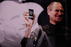 Hình ảnh Steve Job cùng chiếc iPhone đầu tiên trên sân khấu hội trường Steve Jobs Theater. (Nguồn: Getty)