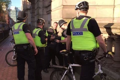 Cảnh sát Anh bắt giữ một đối tượng tình nghi có mang theo vũ khí tại trung tâm thành phố Birmingham. (Nguồn: PA)