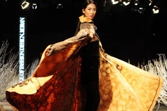 Trình diễn thời trang trong đêm khai mạc Tuần lễ thời trang Thu Đông 2016. (Ảnh: Trần Việt/TTXVN)