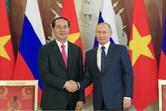 Chủ tịch nước Trần Đại Quang và Tổng thống Liên bang Nga V. Putin bắt tay sau Lễ ký các văn kiện hợp tác giữa hai nước. (Ảnh: Nhan Sáng/TTXVN)