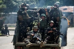 Binh sỹ Philippines tuần tra trên một tuyến phố ở Marawi, ngày 10/6. (Nguồn: AFP/TTXVN)