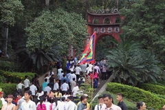 Đông đảo du khách thập phương về dự Giỗ tổ Hùng Vương, Lễ hội đền Hùng 2017. (Ảnh: Quốc Khánh/TTXVN)