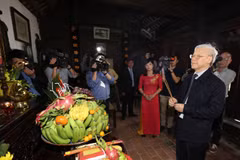 Tổng Bí thư Nguyễn Phú Trọng thắp hương tại Di tích Lịch sử-Văn hóa Nhà lưu niệm đồng chí Trường Chinh. (Ảnh:Trí Dũng/TTXVN)