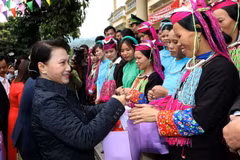 Chủ tịch Quốc hội Nguyễn Thị Kim Ngân thăm, tặng quà bà con dân tộc xã Quảng Đức, huyện Hải Hà. (Ảnh: Trọng Đức/TTXVN)