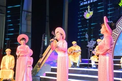 Các nghệ nhân biểu diễn tiết mục Đờn ca tài tử tại hội thi. (Ảnh: Huyền Trang/TTXVN)