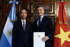 Đại sứ Đặng Xuân Dũng trình quốc thư lên Tổng thống Mauricio Macri. (Nguồn: Phủ Tổng thống Argentina)