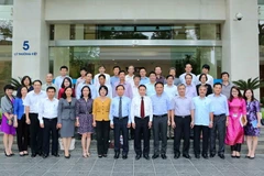 Ủy viên Trung ương Đảng, Bí thư Đảng ủy, Tổng Giám đốc TTXVN Nguyễn Đức Lợi và Trưởng các Cơ quan đại diện Việt Nam ở nước ngoài nhiệm kỳ 2017-2020 chụp ảnh chung. (Ảnh: Thành Đạt/TTXVN)