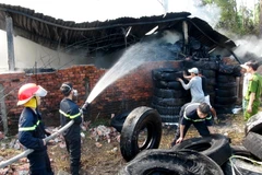 Lực lượng cứu hỏa đang nỗ lực dập tắt đám cháy. (Ảnh: Phước Ngọc/TTXVN)