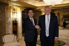 Thủ tướng Nhật Bản Shinzo Abe gặp Tổng thống đắc cử Donald Trump ở New York , tháng 11/2016. (Nguồn: Reuters)