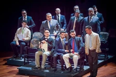 Ninh Đức Hoàng Long (ngồi ghế, hàng đầu tiên từ trái qua) với vai diễn ra mắt trong vở opera trên sân khấu Hungary. (Nguồn: Posztós János (Müpa))