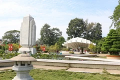 Du khách đến tham quan Khu di tích Nguyễn Sinh Sắc trong những ngày Tết Nguyên đán Đinh Dậu 2017. (Ảnh: Nguyễn Văn Trí/TTXVN)