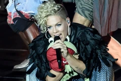 Ngôi sao nhạc pop Pink đã được chọn là nghệ sỹ được nhận giải thưởng Vanguard, tương đương với danh hiệu Thành tựu trọn đời tại lễ trao giải MTV Video 2017. (Nguồn: EPA/TTXVN)