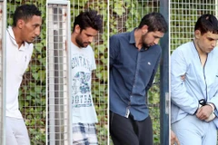 Từ trái qua: Driss Oukabir, Mohammed Aallaa, Salah el Karib và Mohamed Houli Chemlal bị dẫn giải ra tòa ở Madrid. (Nguồn: EPA)