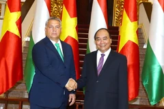 Thủ tướng Nguyễn Xuân Phúc và Thủ tướng Hungary Orbán Viktor chụp ảnh chung trước giờ hội đàm. (Ảnh: Thống Nhất/TTXVN)