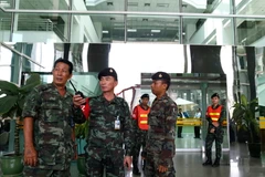 Cảnh sát Thái Lan điều tra tại hiện trường vụ nổ. (Nguồn: EPA/TTXVN)