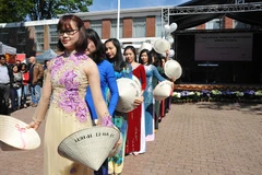 Tiết mục trình diễn áo dài của đoàn Việt Nam tại lễ hội. (Ảnh: Kim Chung/TTXVN)