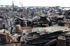 Khu nhà ven cửa sông Cái đã bị thiêu rụi hoàn toàn. (Ảnh: Nguyên Lý/TTXVN)