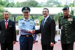 Phó Chủ tịch Quân ủy Trung ương Trung Quốc Hứa Kỳ Lượng và Bộ trưởng Quốc phòng Malaysia Hishammuddin Hussein. (Nguồn: wargamarhaen.blogspot.com)