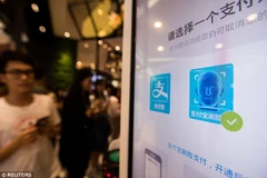 Một kiốt thanh toán bằng nhận dạng khuôn mặt khách hàng bên ngoài cửa hàng KFC Hàng Châu. (Nguồn: Reuters)