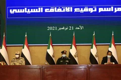 Tổng Tư lệnh quân đội Sudan Abdel Fattah al-Burhan (giữa) và Thủ tướng Abdalla Hamdok (phải) tại lễ ký thỏa thuận khôi phục quá trình chuyển tiếp dân sự, ở Khartoum, ngày 21/11. (Ảnh: THX/TTXVN)