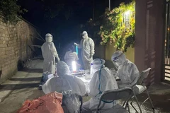 Đoàn hỗ trợ của Trường Đại học Y Dược Hải Phòng hỗ trợ tỉnh Bắc Giang lấy mẫu xét nghiệm. (Ảnh: TTXVN)