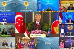 Thủ tướng Singapore Lý Hiển Long (giữa) tham dự Hội nghị cấp cao ASEAN theo hình thức trực tuyến, ngày 26/10. (Ảnh: AFP/TTXVN)