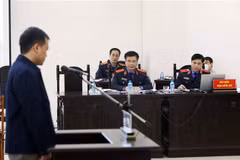 Đại diện Viện Kiểm sát tham gia phần xét hỏi bị cáo Hồ Hữu Hòa. (Ảnh: Phạm Kiên/TTXVN)