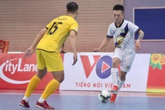 Pha đi bóng của cầu thủ Zetbit Sài Gòn (áo trắng) trong trận gặp Quảng Nam. (Ảnh: TTXVN phát)