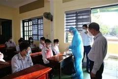 Lực lượng y tế truy vết F1, F2 tại các trường học ở Hà Tĩnh. (Ảnh: Công Tường/TTXVN)