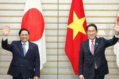 Thủ tướng Phạm Minh Chính và Thủ tướng Nhật Bản Kishida Fumio chụp ảnh chung. (Ảnh: Dương Giang/TTXVN)