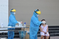 Lấy mẫu test nhanh COVID-19 cho người dân tại phường 4, thành phố Vĩnh Long. (Ảnh: Lê Thúy Hằng/TTXVN)