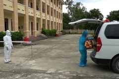 Lực lượng chức năng đưa bệnh nhân COVID-19 đến điều trị, cách ly tại Bệnh viện Dã chiến tỉnh Quảng Bình. (Ảnh minh họa: Võ Dung/TTXVN)