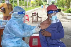 Tiêm vaccine cho người dân tại Bạc Liêu. (Ảnh: TTXVN phát)