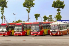 Xe khách chạy các tuyến đường dài đỗ tại Bến xe trung tâm thành phố Cần Thơ trong thời gian tạm ngưng do dịch COVID-19. (Ảnh: Thanh Liêm/TTXVN)