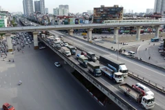 Ùn tắc phía đi từ hướng đường Nguyễn Xiển sang đường Khuất Duy Tiến (quận Thanh Xuân). (Ảnh: Huy Hùng/TTXVN)