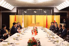 Thủ tướng Phạm Minh Chính gặp ngài Suga Yoshihide, cựu Thủ tướng Nhật Bản và ngài Nikai Toshihiro, Chủ tịch Liên minh Nghị sỹ Hữu nghị Nhật-Việt và dự Lễ xuất hành quả quýt Unshu sang thị trưởng Việt Nam. (Ảnh: Dương Giang/TTXVN)