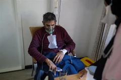 Bệnh nhân COVID-19 được điều trị tại bệnh viện ở Johannesburg, Nam Phi. (Ảnh: AFP/ TTXVN)