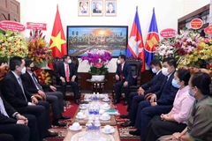 Ông Trần Phước Anh chúc mừng cán bộ, nhân viên Tổng lãnh sự quán Campuchia tại Thành phố Hồ Chí Minh. (Ảnh: Xuân Khu/TTXVN)