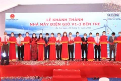 Cắt băng khánh thành nhà máy điện gió đầu tiên tại Bến Tre. (Ảnh: Huỳnh Phúc Hậu/TTXVN)