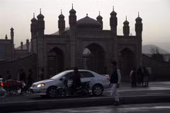 Hiện trường vụ đánh bom gần lối vào thánh đường Eid Gah ở thủ đô Kabul, Afghanistan ngày 3/10. (Ảnh: THX/TTXVN)