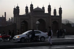 Hiện trường vụ đánh bom gần lối vào thánh đường Eid Gah ở thủ đô Kabul, Afghanistan ngày 3/10. (Ảnh: THX/TTXVN)