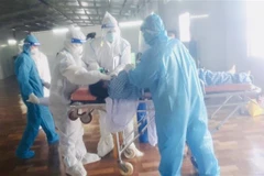 Đoàn hỗ trợ của Trường Đại học Y Dược Hải Phòng tại một bệnh viện dã chiến ở Thành phố Hồ Chí Minh. (Ảnh: TTXVN)